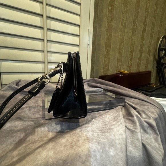 Coach framed kiss lock wristlet Elegant Black Embossed Women's Clutch - Picture 4 of 7